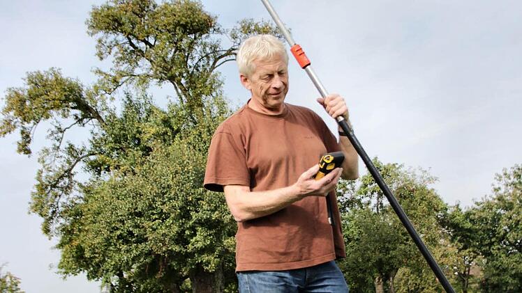 Wie ein Ritter mit Lanze ohne Pferd steht er da und sucht den Horizont nach interessanten Baumkronen ab. Fotos: Nikolas Pelke