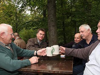 Zum Schluss der Kellersaison noch ein letztes Pros mit Freibier. Auch der Roppelts Keller hat zu.Foto: Erlwein