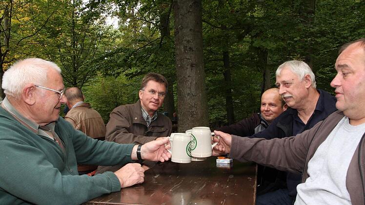 Zum Schluss der Kellersaison noch ein letztes Pros mit Freibier. Auch der Roppelts Keller hat zu.Foto: Erlwein