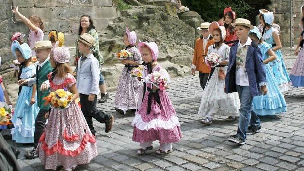Die Biedermeiergruppe ist seit vielen Jahren ein Blickfang. Fotos: Archiv