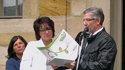 Landrat Michael Busch übergibt die Urkunde "Haus der kleinen Forscher" an Leiterin Franziska Schneider. Foto: Klaus Oelzner