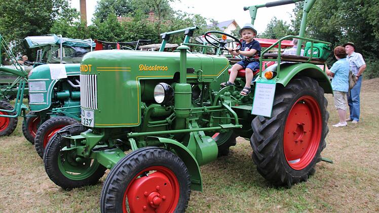 Das Bulldog-Fieber kennt kein Alter: Selbst Liam Estkowski (2) aus Gemünda ist todunglücklich, wenn er nicht auf dem Bulldog sitzen kann, berichtet seine Oma Helga Griebel.Foto: Bettina Knauth