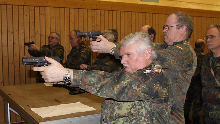 An verschiedenen Gewehrtypen übten die Reservisten in der Nordwaldhalle den Umgang mit Waffen.  Foto: Michael Wunder