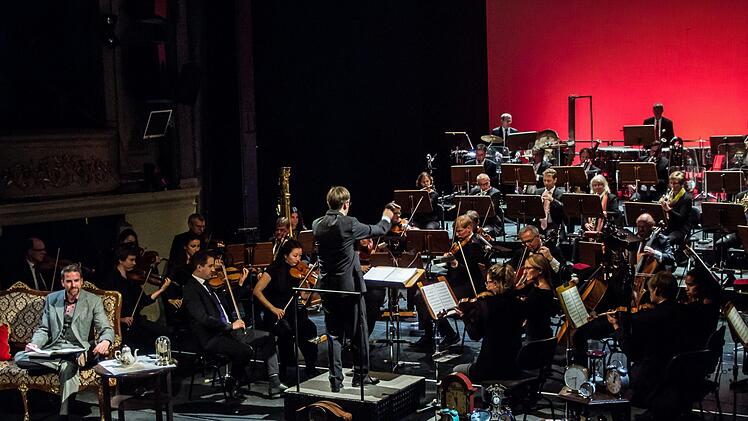 Klangvolle Erstaufführung: Als sinfonisches Märchen mit der Musik von Roland Fister zog "Alice im Wunderland" beim Kinderkonzert im Landestheater in Bann. Den Part des Sprechers übernahm Frederik Leberle.Foto: Jochen Berger