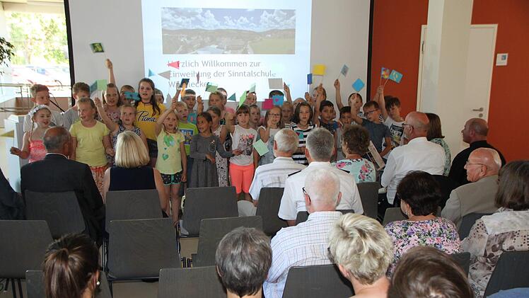 Mit einem selbst gedichteten Lied begrüßen die Schüler  die Gäste. Foto: Ulrike Müller