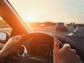 Mit dem Auto durch heiße Sommertage