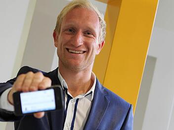 Christian Herold ist dafür verantwortlich, dass baur.de auch auf Smartphones wie dem iPhone gut zu bedienen ist. Foto: Ja Koch