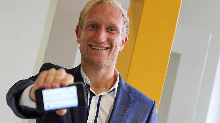 Christian Herold ist dafür verantwortlich, dass baur.de auch auf Smartphones wie dem iPhone gut zu bedienen ist. Foto: Ja Koch