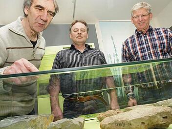 Die Sammler Michael Henz, Jürgen Sell und Bernd Neubig vor ihren Fundstücken Fotos: Arkadius Guzy