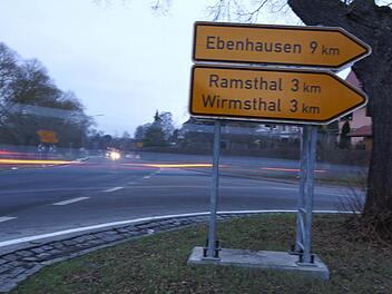 Herum geht´s: Ein Kreisverkehr soll die Abzweigung bei Euerdorf sicher machen. Foto: Arkadius Guzy