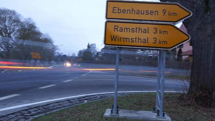 Herum geht´s: Ein Kreisverkehr soll die Abzweigung bei Euerdorf sicher machen. Foto: Arkadius Guzy