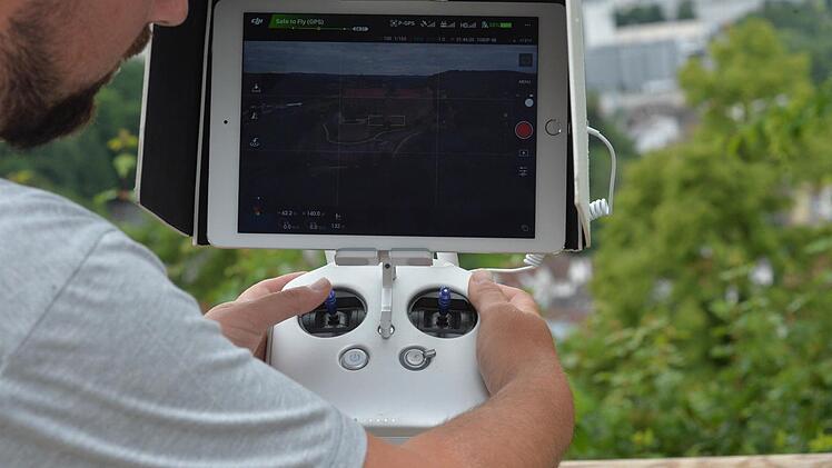 Über den Monitor (Tablet) sieht Ingo Bär, was die Drohne gerade aufnimmt. Foto: Ronald Rinklef