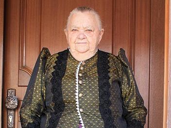 Stolz und mit viel Würde trägt Anna Hack ihre Tracht. Fotos: Heidi Amon