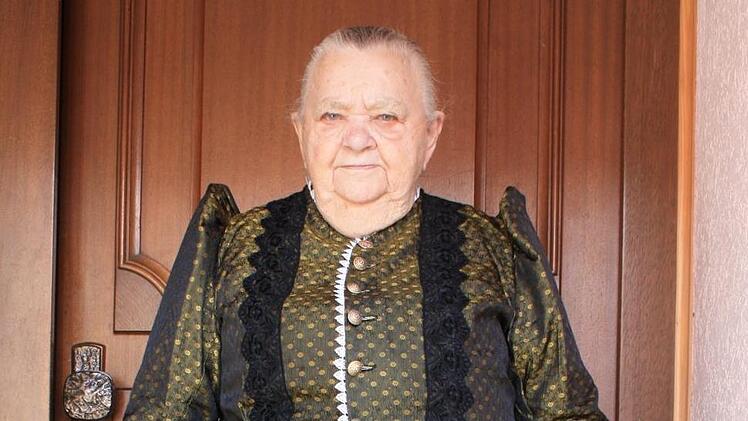 Stolz und mit viel Würde trägt Anna Hack ihre Tracht. Fotos: Heidi Amon