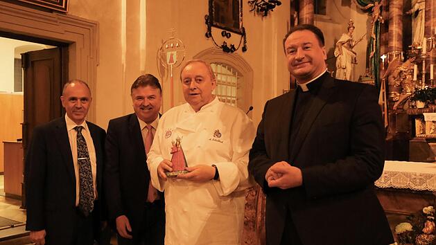 Als 225. Mitglied im F&ouml;rderverein "Freunde der Wallfahrtsbasilika Marienweiher" hie&szlig;en (von links) dessen Gesch&auml;ftsf&uuml;hrer Franz Uome, dessen zweiter Vorsitzenden Klaus Peter S&ouml;llner und (rechts) Vorsitzender R&uuml;diger Feulner den Sternekoch Alfons Schuhbeck willkommen.Klaus Klaschka