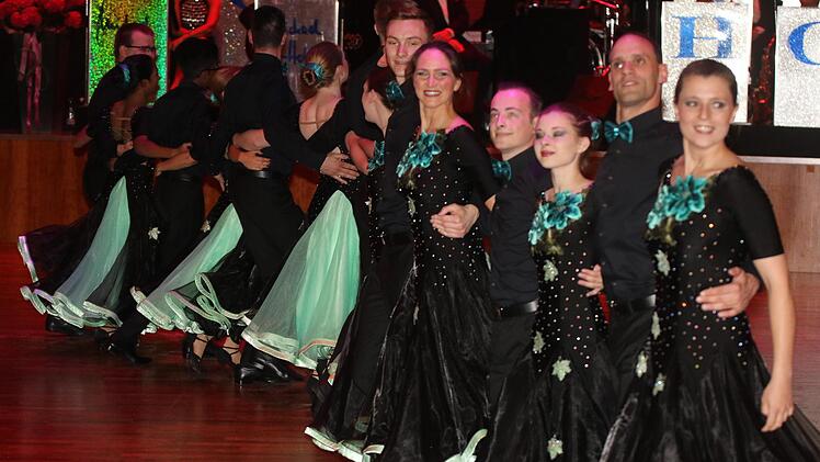 Die Walzerformation der Coburger Tanzschule WeinbergWolfgang Desombre