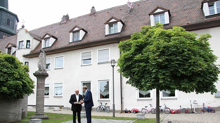 Helmut Hetzel (l.) und German Hacker stehen vor dem Anbau, der abgerissen werden soll. Foto: Richard Sänger