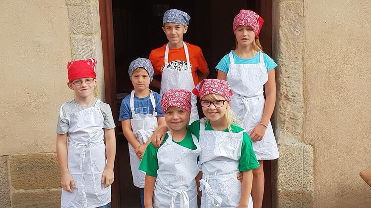 In der Alten Sch&auml;ferei in Ahorn durfte jedes Kind sein eigenes Brot backen. Dazu schl&uuml;pften sie auch in die richtige Arbeitskleidung.Verena Stark