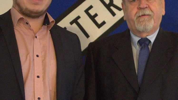 Maximilian Neeb ehrt Klaus Gropp (rechts) mit dem DFB-Ehrenamtspreis. Foto: Bettina Knauth