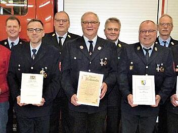 Ehrungen bei der Feuerwehr Mainleus. Im Bild (von links) Vorsitzender Thomas Zimmermann, Ehrenmitglied Friedhelm Bosch, Kommandant Christoph Zimmermann, Daniel Bayerköhler, Kreisbrandrat Stefan Härtlein, Ehrenmitglied Siegfried Escher, Kreisbrandinspektor Fritz Weinlein, Bernd Gack, Kreisbrandmeister Michael Ködel, Dieter Dörnhöfer und Bürgermeister Robert Bosch Foto: Werner Reißaus