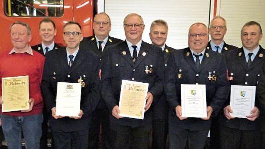 Ehrungen bei der Feuerwehr Mainleus. Im Bild (von links) Vorsitzender Thomas Zimmermann, Ehrenmitglied Friedhelm Bosch, Kommandant Christoph Zimmermann, Daniel Bayerköhler, Kreisbrandrat Stefan Härtlein, Ehrenmitglied Siegfried Escher, Kreisbrandinspektor Fritz Weinlein, Bernd Gack, Kreisbrandmeister Michael Ködel, Dieter Dörnhöfer und Bürgermeister Robert Bosch Foto: Werner Reißaus