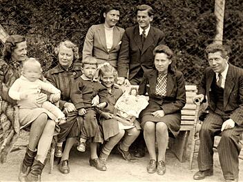 Familie Grenz und Ehepaar Bürger, etwa 1946: (von links) Mutter Emmy Grenz mit Sohn Thomas, Emmys ältere Schwester Else Florath, Sohn Friedemann Grenz, Tochter Heide Grenz (verheiratete Sommer), ein Kindermädchen aus Polen und Vater Artur Grenz; dahinter das Ehepaar Marta und Hans Bürger. Repro: Sigismund von Dobschütz