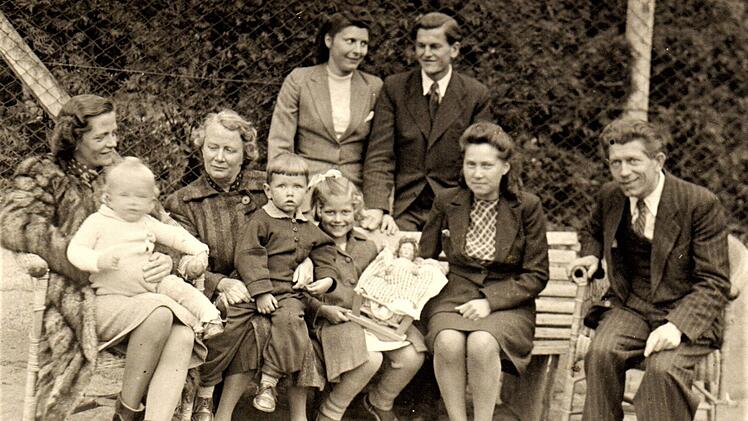 Familie Grenz und Ehepaar Bürger, etwa 1946: (von links) Mutter Emmy Grenz mit Sohn Thomas, Emmys ältere Schwester Else Florath, Sohn Friedemann Grenz, Tochter Heide Grenz (verheiratete Sommer), ein Kindermädchen aus Polen und Vater Artur Grenz; dahinter das Ehepaar Marta und Hans Bürger. Repro: Sigismund von Dobschütz