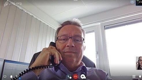 Im virtuellen Klassenzimmer kann Siegfried Reck seinen Schülern auch ohne direkten Kontakt viel erklären.  Foto: Screenshot Reck