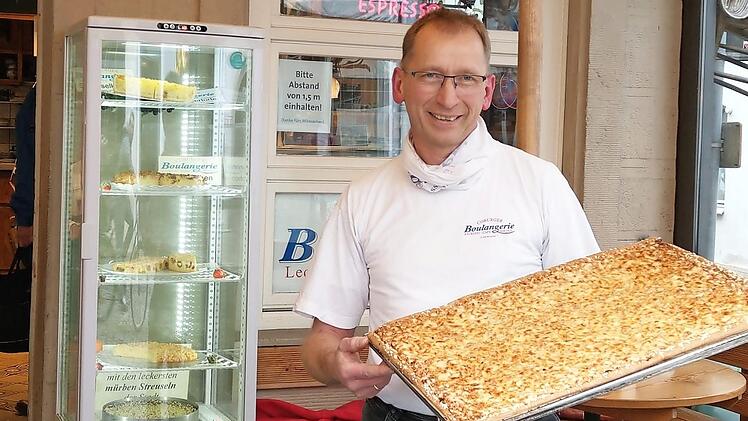 Armin Baumeister mit frischem Zwiebelkuchen vor der Boulangerie. Zum Jahresende hört er hier auf.