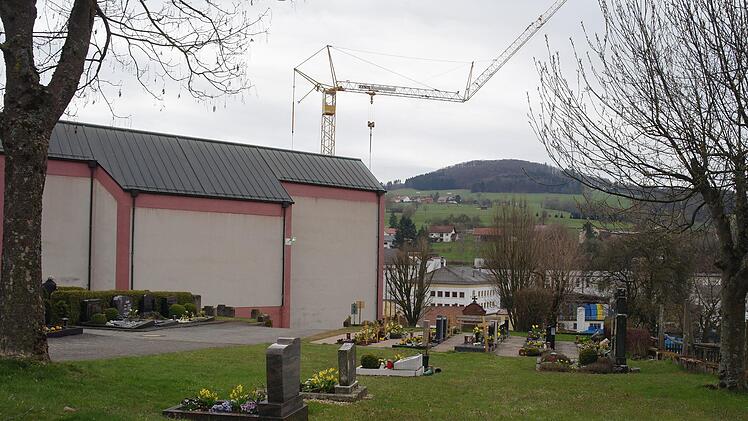 Auf dem Mottener Friedhof soll Platz für neue Urnengräber geschaffen werden. Das Gemeindegrab wird hierfür verlegt, drei von vier Kindergräbern eingeebnet. Foto: Stephanie Elm