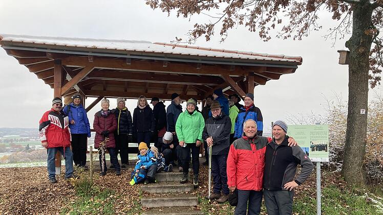 Die Sitzgruppe an der Auraer Trift, die sowohl am Panoramaweg Thulba als auch am Premiumwanderweg "Thulbataler" liegt wurde durch einen wind- und wetterfesten Pavillon überdacht.