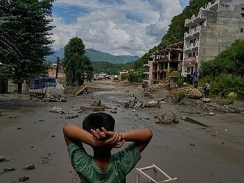 Sturzflut an Grenze zwischen China und Nepal