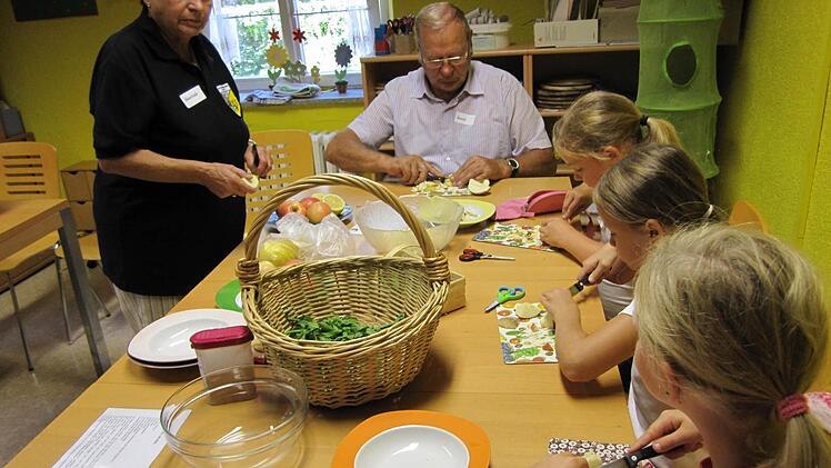 Schnippeln gehört zum Geschäft, wenn man frisches Essen kochen will. Vorsitzender Günter Schneider (hinten) machte auch mit.
