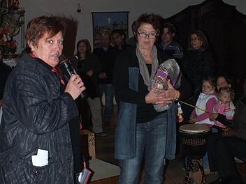 Annette Blum (l.) würdigt die ihre Mitarbeiterin Christa Egidi.