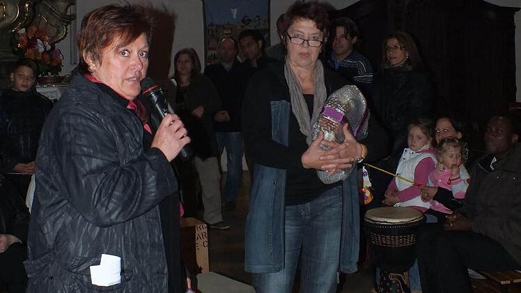 Annette Blum (l.) würdigt die ihre Mitarbeiterin Christa Egidi.