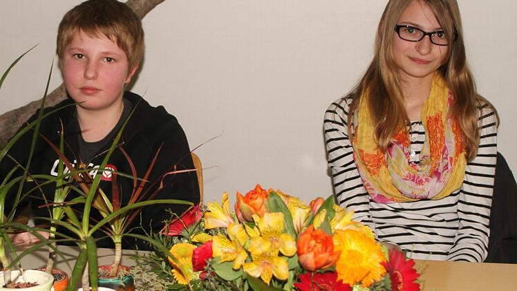 Emanuel (links) praktizierte als Gärtner und Annalena (rechts) als Floristin und stellen Produkte und Gestecke vor. Foto: gg