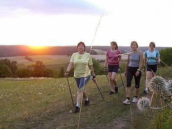 Eine Frauengruppe zieht durch die Natur. Foto: Archiv