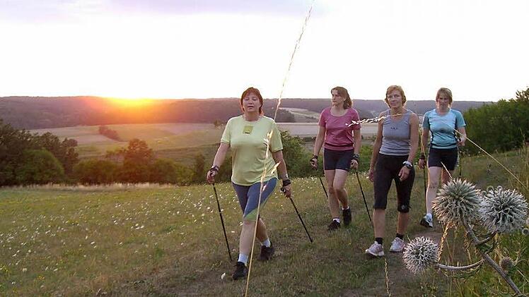 Eine Frauengruppe zieht durch die Natur. Foto: Archiv