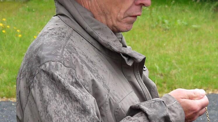 Bernhard Diterich stoppt: Eine Stunde - länger darf die Führung durch Lahm und Pülsdorf nicht dauern.  Foto: Berthold Köhler