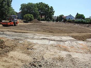 Für 64 Autos und 27 Wohnmobile werden an der Obermain-Therme derzeit neue Stellplätze geschaffen. Foto: Matthias Einwag