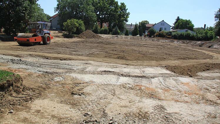 Für 64 Autos und 27 Wohnmobile werden an der Obermain-Therme derzeit neue Stellplätze geschaffen. Foto: Matthias Einwag