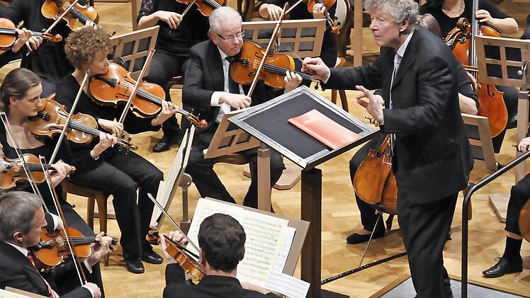 In großer Orchesterbesetzung umfasst das Würzburger Sinfonieorchester "Con Brio", das seit der Gründung von Gert Feser geleitet wird, nahezu 80 Musiker. Was sie können, zeigten sie am Freitagabend bei einem Konzert im Regentenbau in Bad Kissingen. Foto: Peter Klopf