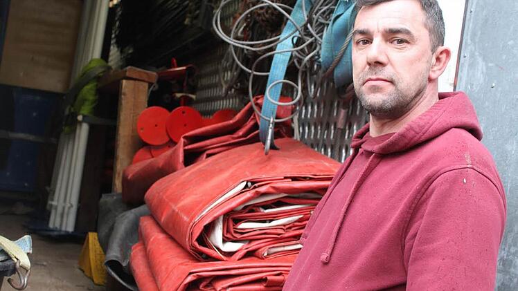 Ausruhen im Winter war nicht. Renado Kübler öffnet den großen Transporter und zeigt, was er alles gestrichen und repariert hat. Foto: Sonja Adam