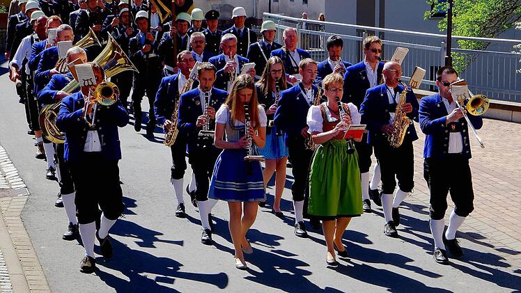 Der Festzug der Windheimer Wehr wurde von den Klingentaler Musikanten angeführt und von Nachbarwehren begleitet. Foto: Gerd Schaar