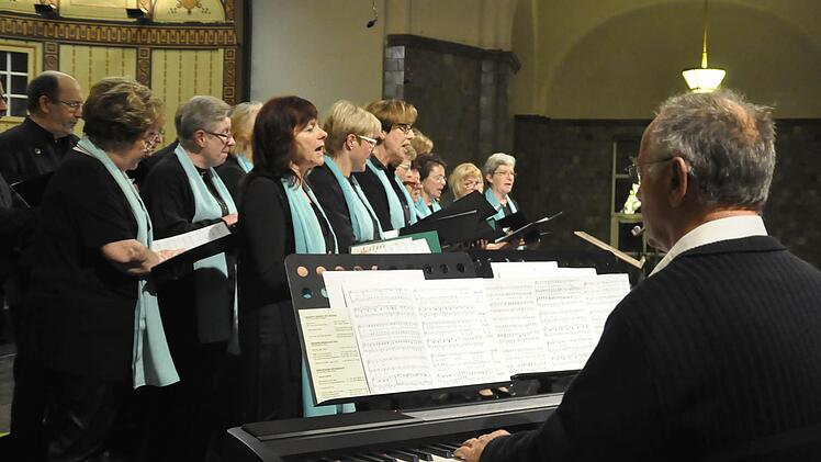 Rudolf Schreiter begleitete den Gesangverein Oberthulba am E-Piano. Auch ohne den verhinderten Chorleiter Martin Rudolph präsentierte sich der Chor von seiner Schokoladenseite. Foto: Peter Klopf