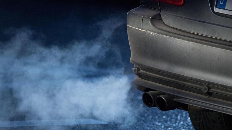 Abgase kommen aus dem Auspuff eines Autos. Das Bundesverwaltungsgericht verkündet seine Entscheidung zur Rechtmäßigkeit von Diesel-Fahrverboten in Städten. Foto: Marijan Murat/dpa