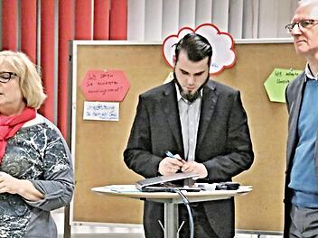 Benjamin Herrmann (von rechts), Geschäftsleiter der Gesundheitsregion plus, Diplom-Politologe Edmund Görtler und Monika Strätz-Stopfer vom Landratsamt Haßberge informierten und stellten sich den Fragen der Diskussionsteilnehmer. Foto: Helmut Will