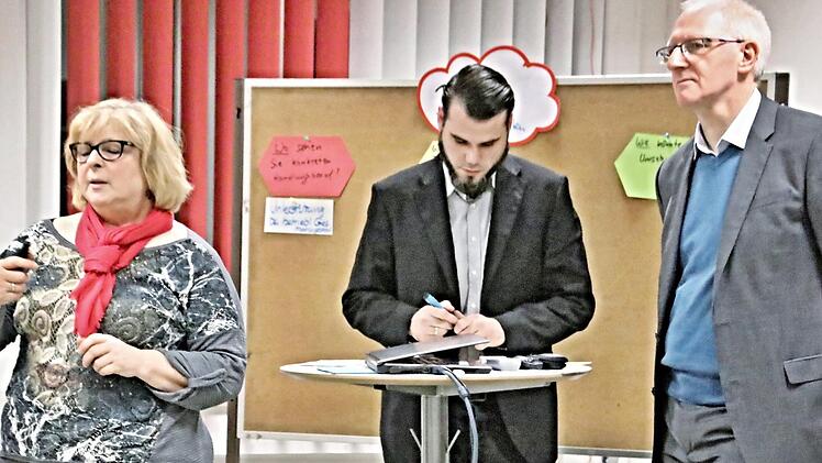 Benjamin Herrmann (von rechts), Geschäftsleiter der Gesundheitsregion plus, Diplom-Politologe Edmund Görtler und Monika Strätz-Stopfer vom Landratsamt Haßberge informierten und stellten sich den Fragen der Diskussionsteilnehmer. Foto: Helmut Will