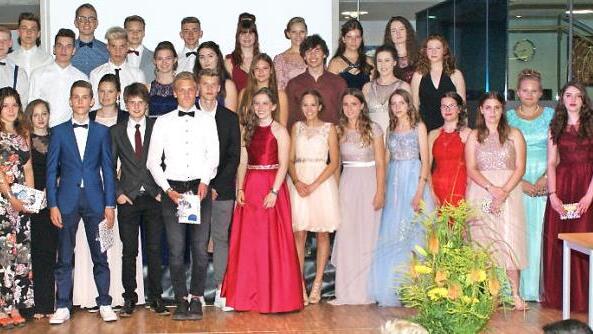 Die Absolventen mit einer Eins vor dem Komma sowie Elternbeiratsvorsitzende Sonja Lang (2. v. r.) und Schulleiterin Jutta Romeis (r.) Foto: privat