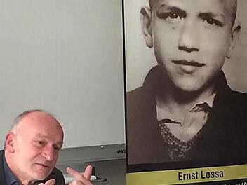Ein bewegender Besuch: Der Autor Robert Domes stellte bei der VHS und auch beim Besuch in der Mittelschule sein Buch vor. Foto: Margit Betz